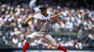 Suarez stands strong in rivalry duel, but Sox fall after 8th-inning rally