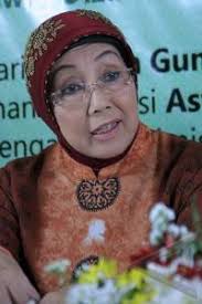 SEPTEMBER 2011 - NANI WIJAYA. Aktris senior Nani Wijaya saat syukuran Film Ummi Aminah di Jakarta Timur, Senin, (12/9). - nani-wijaya-16