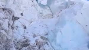 Glacier blocks route to Everest summit