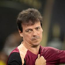 Diniz defende Hugo e minimiza vaias a Yuri: 'Tem casca para suportar'