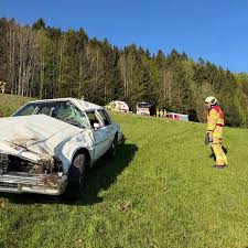 3 Promille am Steuer: Oldtimer überschlägt sich in Hof mehrfach