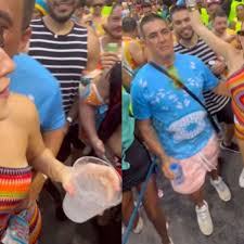 Ana Clara ganha 'chega mais' de André Marques na folia em Salvador; veja