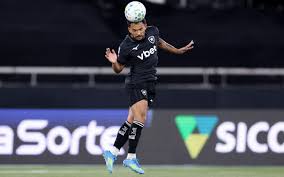 Vitinho destaca foco do Botafogo apesar de crise institucional