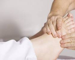 Imagem de Massagem relaxante nas mãos e pés