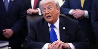 Donald Trump znosi cła na jeden produkt. "Na cześć króla i królowej"