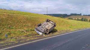 Capotamento seguido de nova batida deixa três feridos na BR-376, em Ponta Grossa