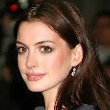 ... dizisiyle televizyona çıktı, ama ilk göze çarpan rolü Acemi Prenses (The Princess Diaries) oldu. The Devil Wears Prada filmiyle kendini kanıtlamıştır. - Anne_Hathaway