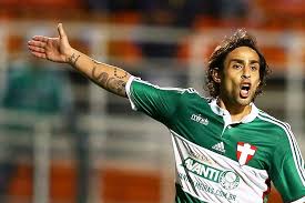 Sem previsão de jogar, Valdivia já divide responsabilidade como quer