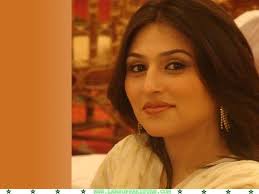 qurat ul Ain newscaster - qurat-ul-ain-beautiful-pakistani-newscaster