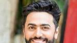 فتيات يقبّلن يد تامر حسني..