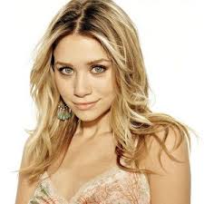 Terkenal sejak berperan sebagai Michelle Elizabeth Tanner di serial TV &quot;Full House&quot; (1987 - 1995). &gt;&gt; BIODATA ASHLEY OLSEN - ashley_olsen