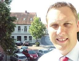 Blick aus dem Trauzimmer des Aper Rathauses: Bürgermeister <b>Matthias Huber</b> <b>...</b> - AMMERLAND_APEN_1_f57fd205-5666-417f-955d-6d6b98d16a78--439x337