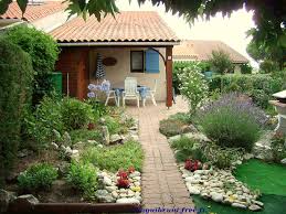Résultat de recherche d'images pour "jardin de maison"