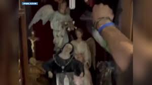 Coca nascosta in casa dietro le statuette dei santi