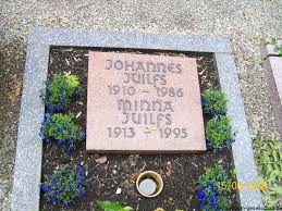 Grabstein von Johannes Juilfs (1910-1986), Friedhof Berdum