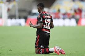 Flamengo recusa proposta do West Ham por Evertton Araújo e mantém volante no elenco rubro-negro