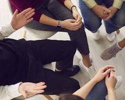 Image de person participating in a support group for psychosis