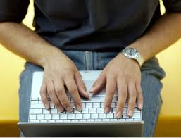 Resultado de imagem para fotos de pessoas com computador no colo