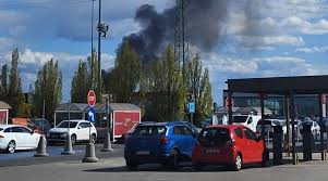 Pożar magazynu w Luboniu. Strażacy walczą z ogniem, trwa mobilizacja sił