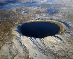 صورة Pingualuit Crater Lake aerial view