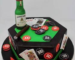 unique, customdesigned birthday cakeの画像