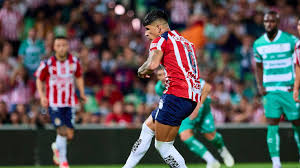 Chivas manda delantero a Colombia y sufre con Alan Pulido