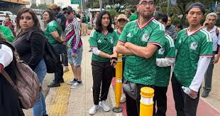 Aficionados mundialistas sortean con frustración cierres de estaciones del Metro para llegar al Fan Fest