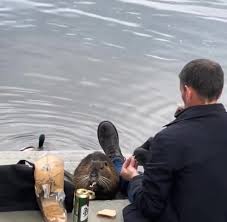 Chắc phải buồn lắm mới phải ra sông nhậu với hải ly thế này :))