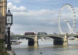 Westminster Bridge closed in both directions as officers respond to 'ongoing police incident' - Yahoo News UK