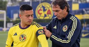 Igor Lichnovsky ignoró a los jugadores del América y solo buscó a Santiago Giménez