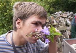 Vi fejrer Peter Frederiks fødselsdag. image. Peter Frederik har hentet blomster og kage så vi rigtigt kunne fejre hans fødslesdag - pf_0807