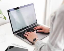 Image de person typing on laptop at desk