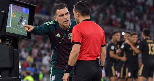 México y una polémica jugada ante Perú que el VAR no quiso revisar