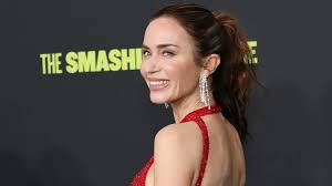 Emily Blunt Shuts Down Red Carpet in Dazzling Style for "The Smashing Machine"