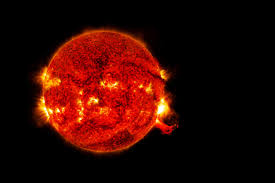 O Sol tem explosão intensa e lança jato de massa coronal em direção à Terra