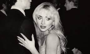 Ela é o momento! Sabrina Carpenter vai encerrar o 1º dia do Lollapalooza 2026; conheça a cantora