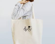 person carrying a cat tote bagの画像