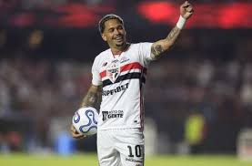 Luciano completa seis anos de São Paulo e volta a marcar: "Alegria"