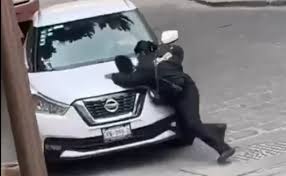 Detienen a conductora que embistió a una policía que le pidió mover su auto en San Miguel de Allende, Guanajuato