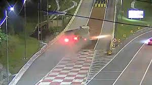 Caminhão entra em área de escape e tomba após falha nos freios na BR-376; Veja o vídeo