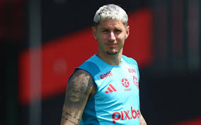 Varela fala sobre disputa de vaga com Piquerez na seleção uruguaia