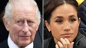Charles está sendo pressionado a punir Meghan Markle após esposa de Harry usar filhos e títulos reais para vender produtos, diz site