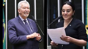 Hugo Motta oficializa perda de mandatos de dois deputados; veja quem assume