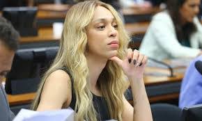 Erika Hilton vira alvo de fake news transfóbica com print falso da CNN
