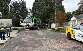 Coletor de lixo de 28 anos morre prensado contra muro por caminhão da coleta no Cajuru: “Situação muito triste”
