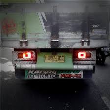 Hasil gambar untuk tulisan lucu di bak truk