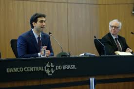 Juros altos do Banco Central mantêm ciclo de endividamento no Brasil, alerta economista