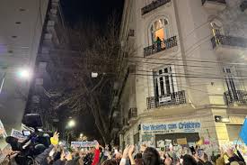 Tensión Política: Cristina Kirchner Traslada Banderazo a Parque Lezama - Imagen principal del artículo