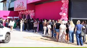 Loja de Virginia Fonseca é inaugurada em Goiânia e atrai fãs