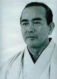 En 1939, a l&#39;âge de 19 ans, l&#39;entraîneur de Tohei, Shohei Mori, lui recommanda de se tourner vers l&#39;aikido et de rencontrer son fondateur Morihei Ueshiba. - TOHEI